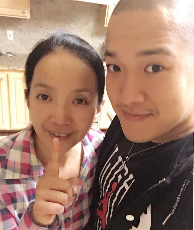 61岁张丰毅全家近照,二婚娶小14岁美妻,前妻儿子结婚拒参加