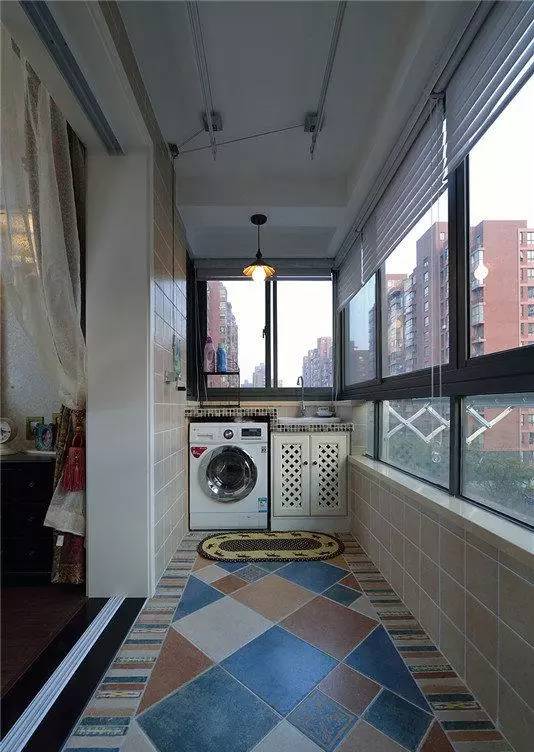 阳台做了洗手池加洗衣机的设计,通过伸缩杆晒衣服也比较方便.