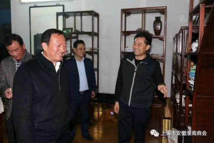 副会长穆莎莎和秘书长李廷与陈秘书长一行合影留念