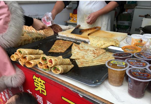 花10块钱在街边买了张早餐饼,给完钱的那一刻整个人都