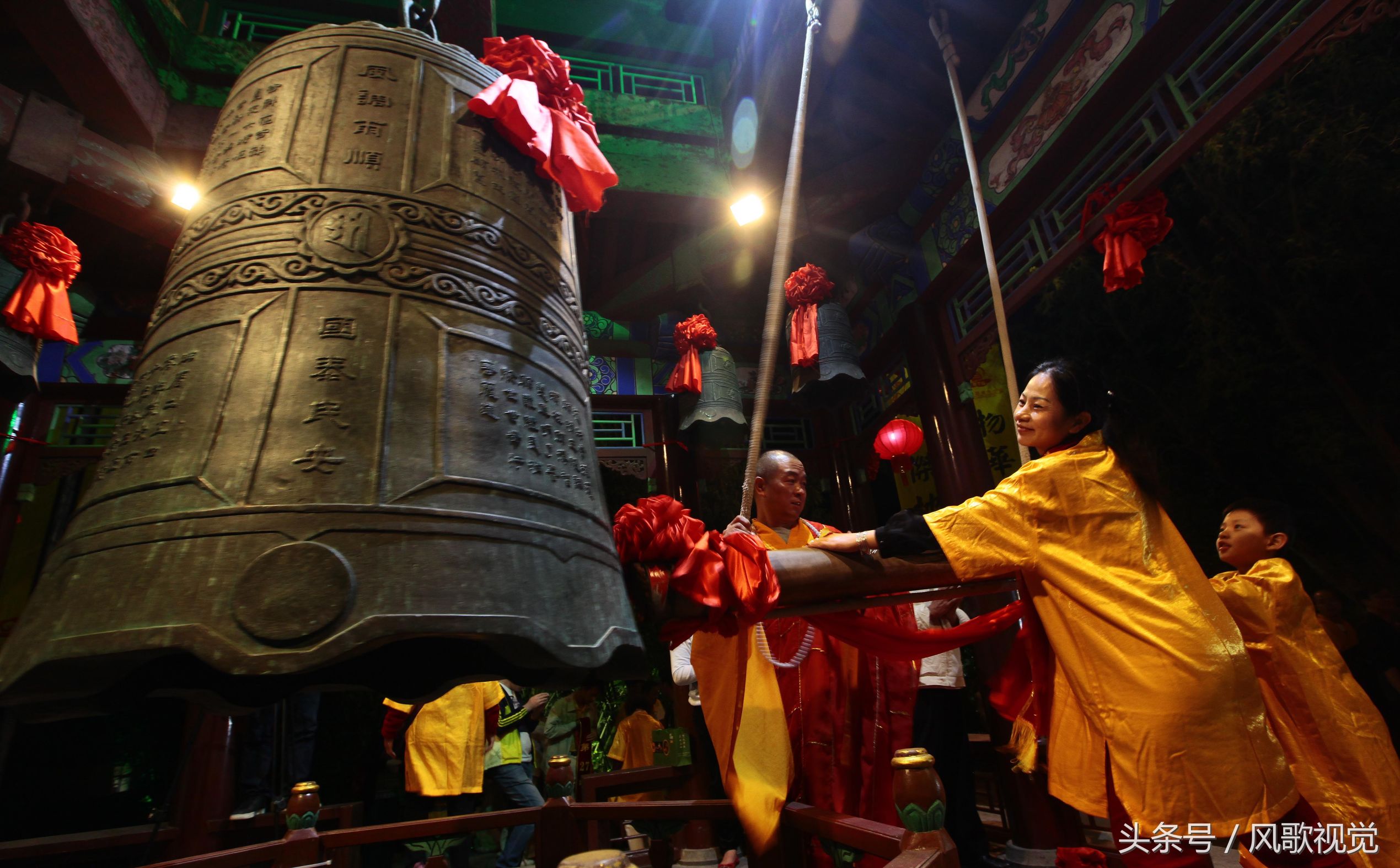 广西桂林中元节祈福仪式 万盏河灯漂资江