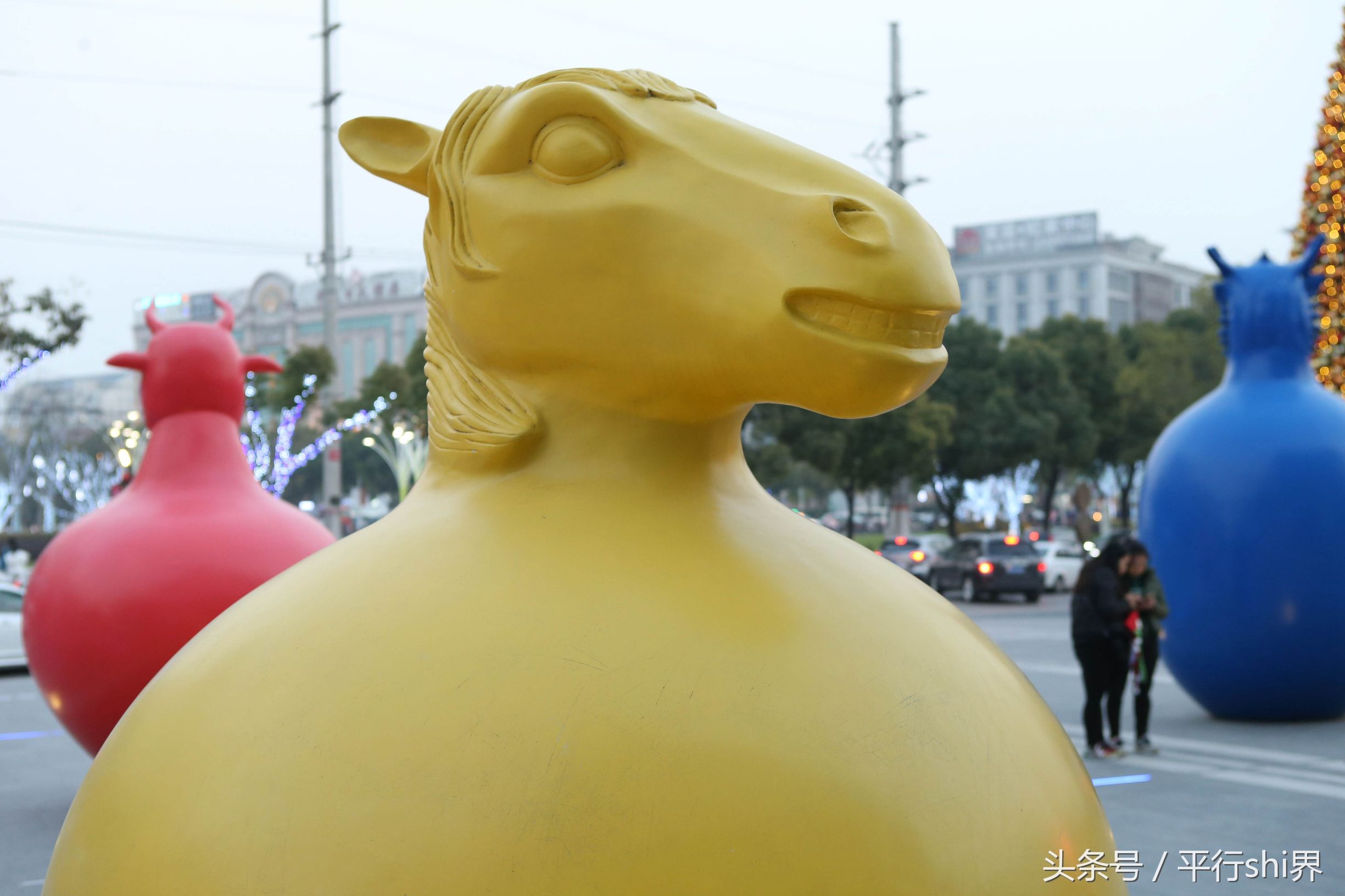 上海又现丑萌雕塑十二生肖挺大肚酷似怀胎十月