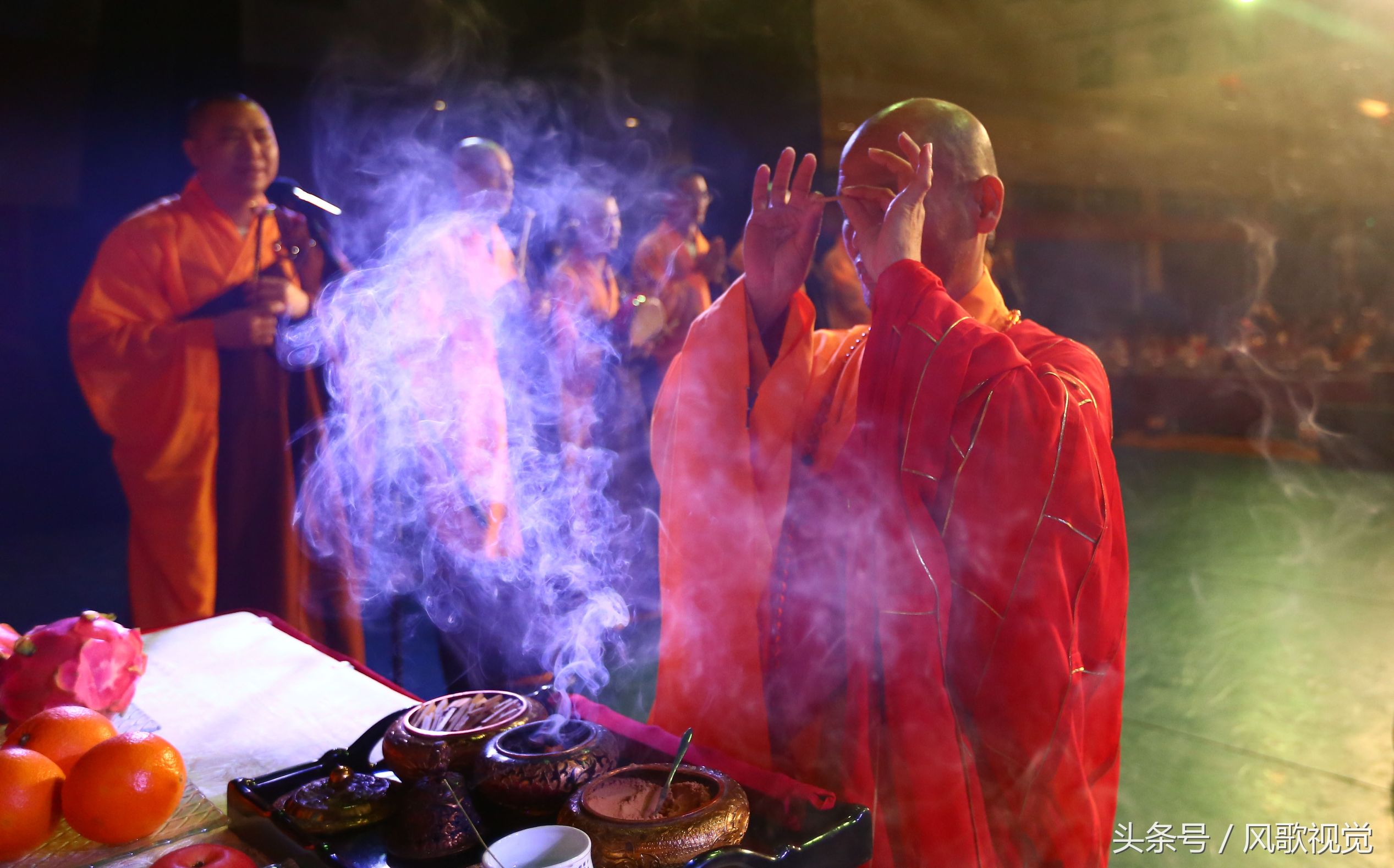 三亚南山寺全体僧众都会举行迎新祈福大法会,梵音呗唱,迎接新年,祈愿