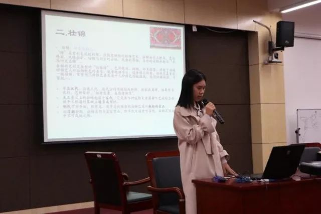 宋思潼同学 壮族同学宋思潼介绍了壮族的漂亮的小姑娘,服饰,歌舞,特别