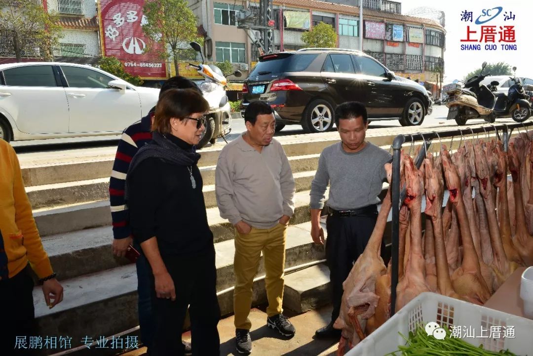 香港武打明星梁小龙亲临广东省汕头市潮南区胪岗镇上厝乡,梁小龙一行