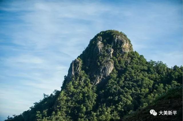 哀牢山有两列南北向的山峰线,东侧山峰海拔2800m以上,山体高大;西侧