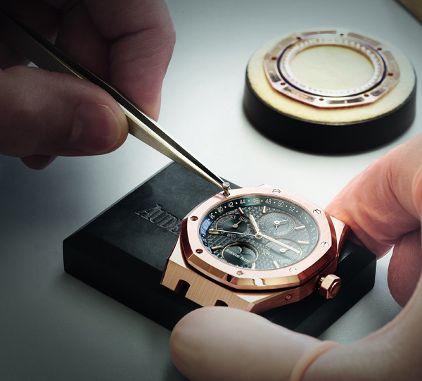 原标题：爱彼腕表的月相演绎 自产机芯的美丽星空 让你能瞬间爱上的AP手表！