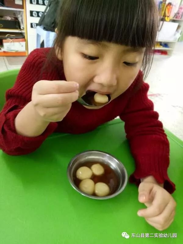 吃汤圆的习俗,并且真切的感受到了劳动的欢悦,也进一步让孩子了解中国