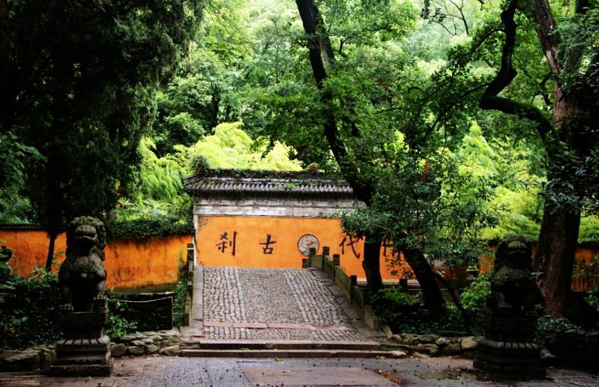 国清寺 深山藏古寺,云里听梵音