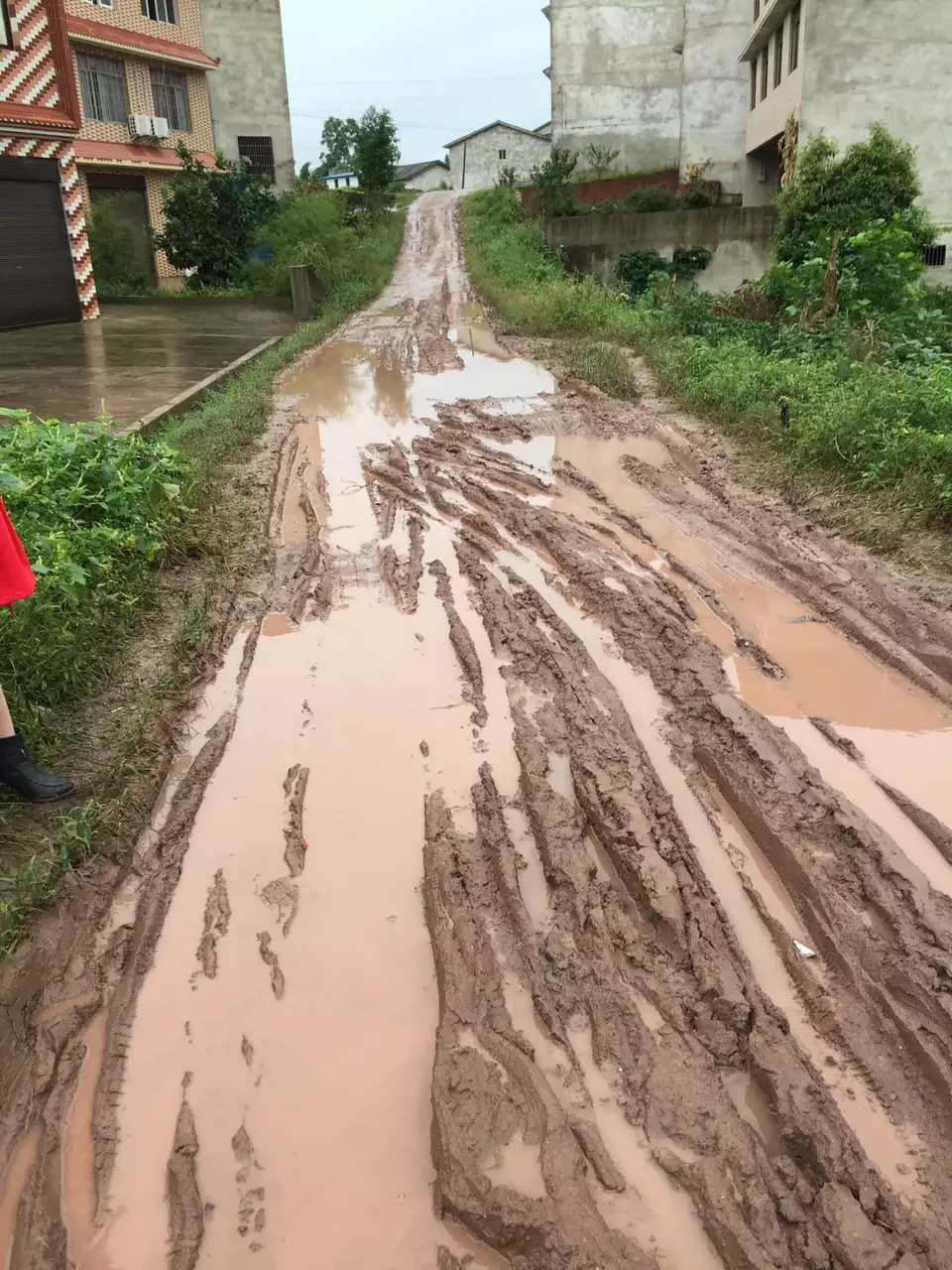 一到下雨天这条路就变成这个样子了,到处都是泥泞.