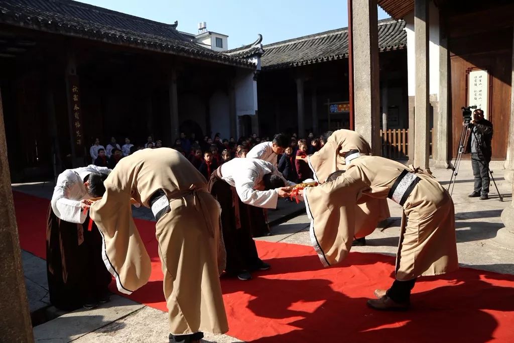 礼仪第五项:52,敬香达神(主祭官)1,请主祭人敬致祝文(祭祖文)礼仪第