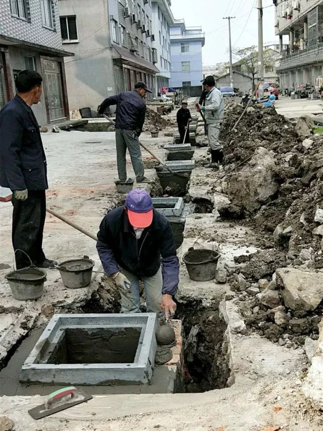 目前,该街道生活污水治理工程涉及的14个村中已完成8个村的管线施工