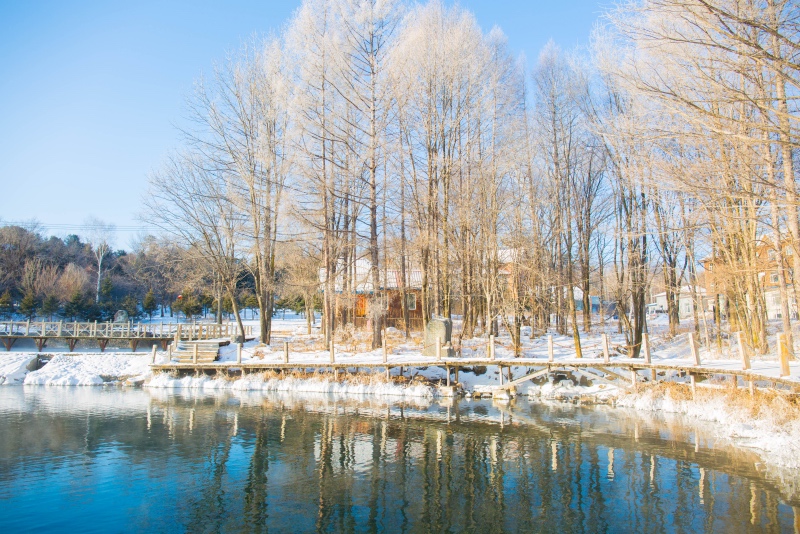 在-30℃极寒地玩漂流， <wbr>射猎吃野味， <wbr>这个冬天不太冷