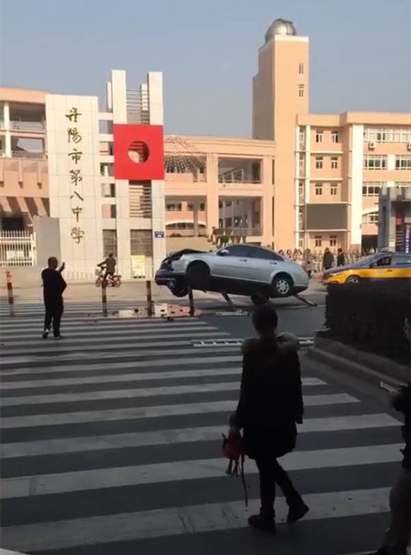 惊险!丹阳八中门口一汽车起飞失败,车身被凌空架起!