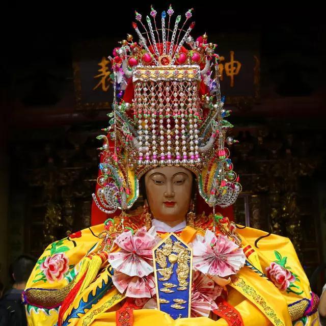妈祖也爱美!湄洲这座千年古庙里,有专人为神像梳妆!
