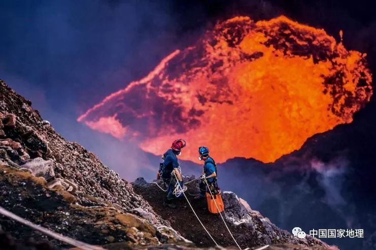 探险者宋刚和向导乔治正在向马鲁姆火山熔岩湖进发