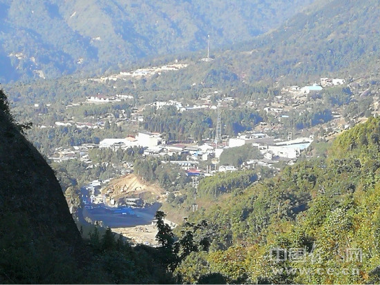 站在界碑处,远眺缅甸克钦邦第一特区的甘拜地口岸.