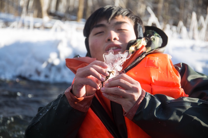 在-30℃极寒地玩漂流， <wbr>射猎吃野味， <wbr>这个冬天不太冷