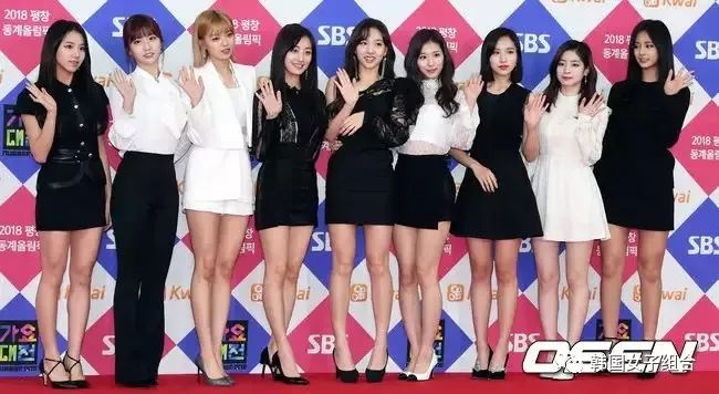 jyp旗下女团twice,全员造型均以黑白做搭配,定延的腿长比例实在让人