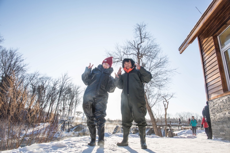 在-30℃极寒地玩漂流， <wbr>射猎吃野味， <wbr>这个冬天不太冷