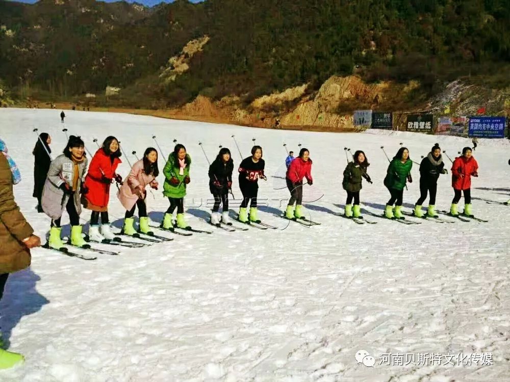 据悉,霍州七里峪滑雪场位于七里峪风景区入口处秀才沟内,也是当地特色