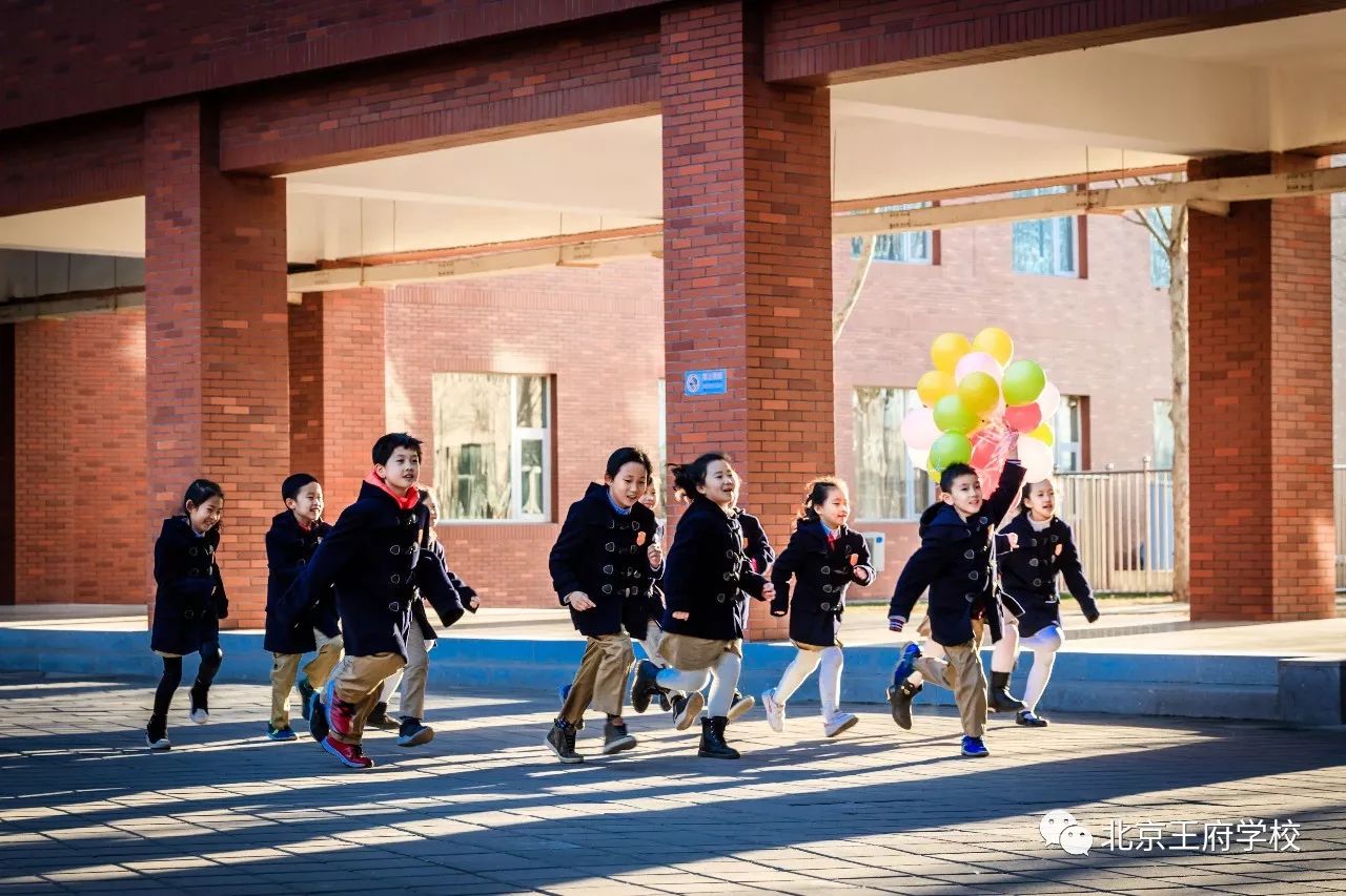 在校园中奔跑的王府外国语小学的孩子们▲参与拍摄的王府博士团队