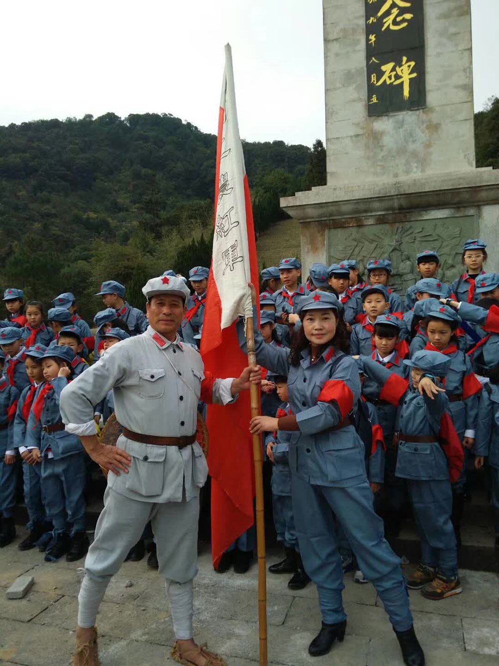 青神实验小学小红军在寿山8.17纪念碑前