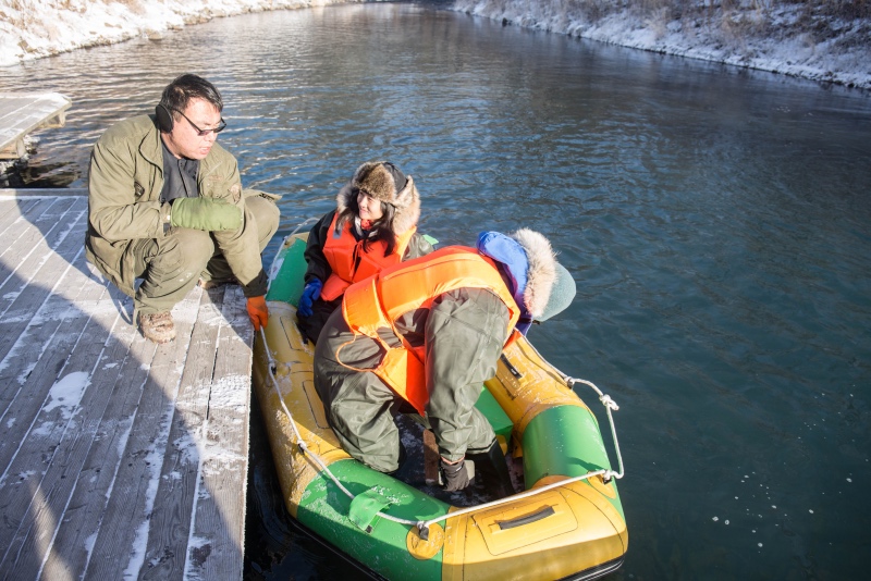 在-30℃极寒地玩漂流， <wbr>射猎吃野味， <wbr>这个冬天不太冷