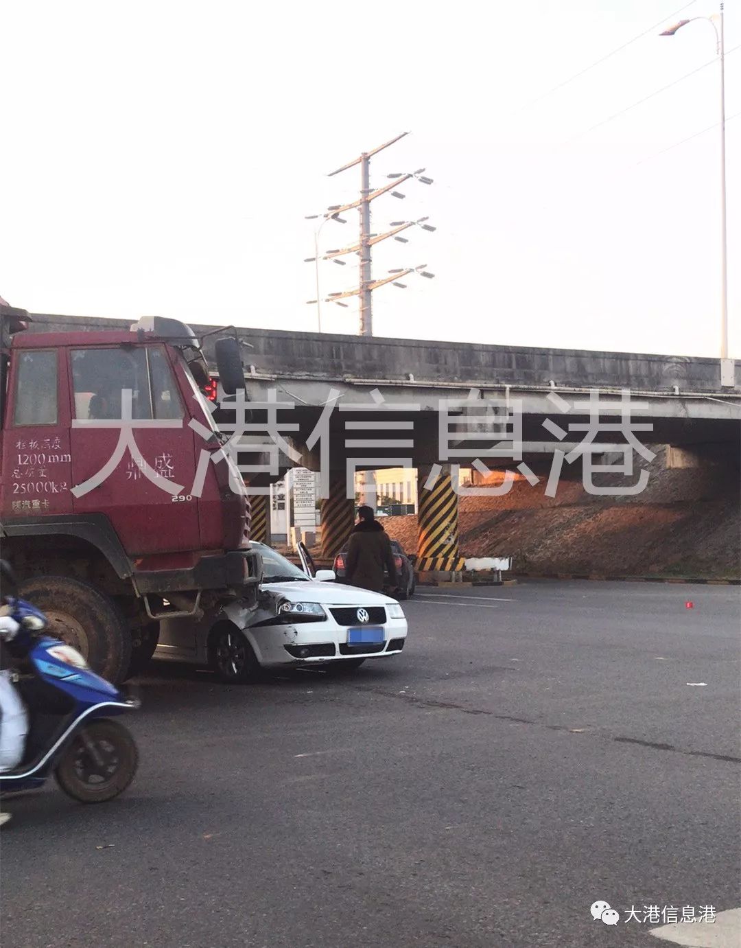 惊险!镇江新区金港大道北山路路口大货车与轿车相撞,副驾驶被挤.