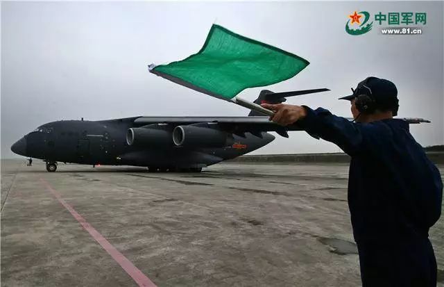 在引导员的指挥下,飞机滑出停机坪.西部战区空军航空兵某师提供