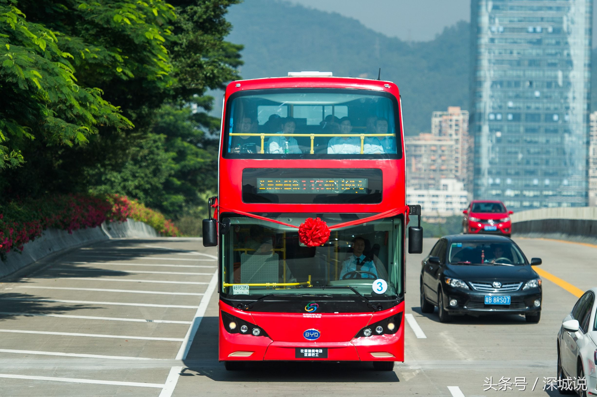 图为2016年12月投入服务的深圳巴士集团首批3台红色双层纯电动巴士.
