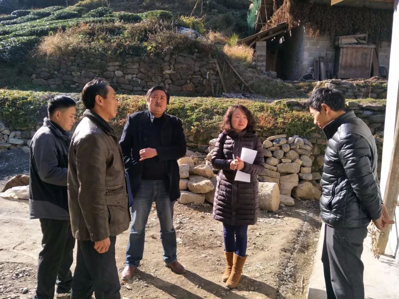 近日,市民政局社会救助局科长杨海燕一行到采花乡中心福利院督查"暖冬