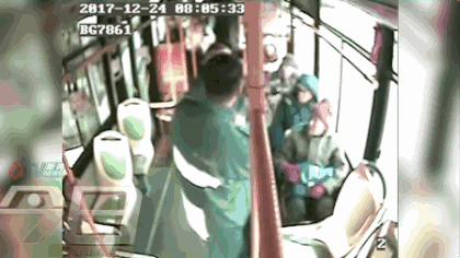 218路公交车上,一男子对驾驶员动了刀子!起因竟是…他