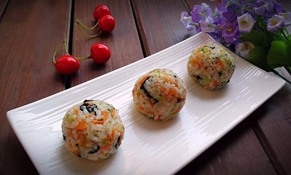 【宝宝辅食】虾仁时蔬饭团,米饭也能玩出新花样!