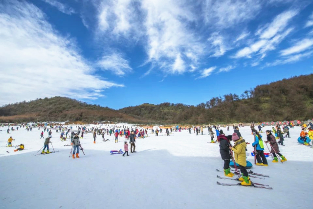 彭水摩围山滑雪场 摩围山海拔1600多米,每逢下雪季,整个景区将幻化成