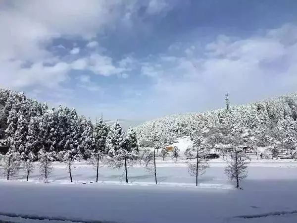 旅游 正文  彭水摩围山滑雪场 摩围山海拔1600多米,每逢下雪季,整个