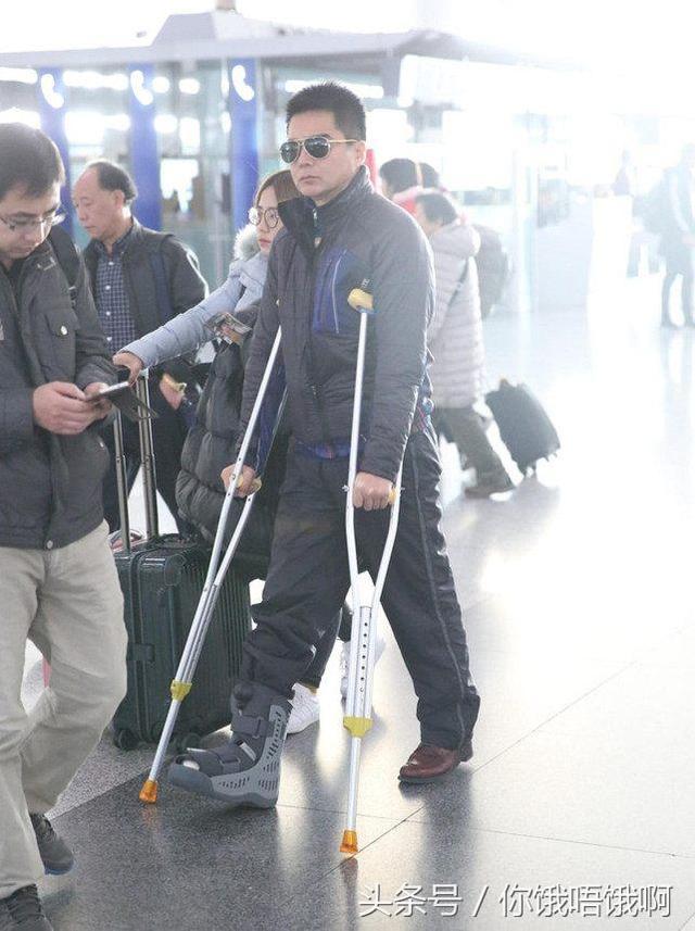 许亚军机场拄拐杖依旧帅气有型 自己解释受伤原因 笑翻网友