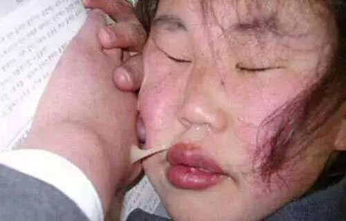 这位韩国的女孩其实并不是很丑,关键是很邋遢,鼻涕都沾着脸和手了.