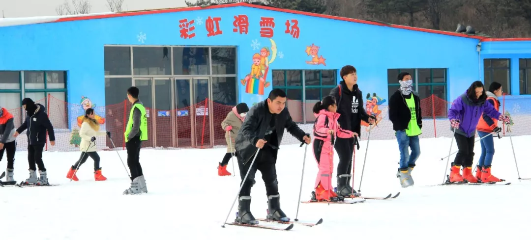 家 门 口 的 滑 雪 场 彩虹滑雪场座落于山东临沂市沂水县雪山彩虹谷