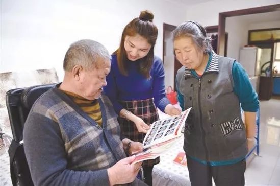 12月18日,德丽达(中)与蔡德汉夫妇一起学习党的十九大精神.