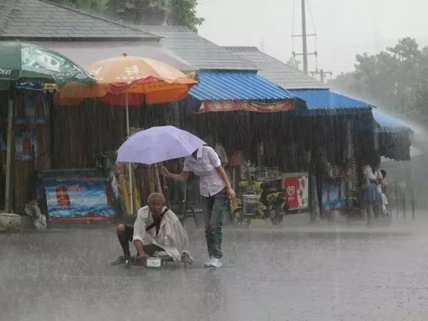 苏州木渎镇灵岩山下 一位残疾人在突如其来的暴风雨中无助地挣扎 一位