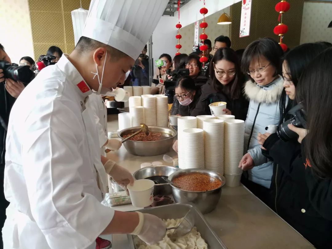 老总去食堂打饭_食堂阿姨打饭照片