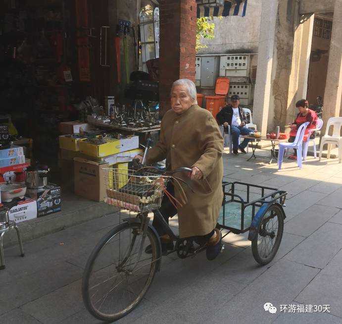 漳州古街上遇到一位骑三轮车的老人