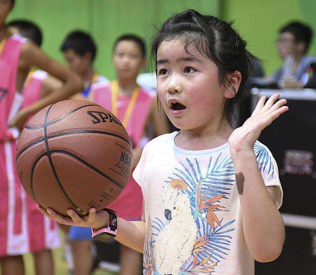 姚明7岁女儿进行投篮表演 她以后肯定也是不差的