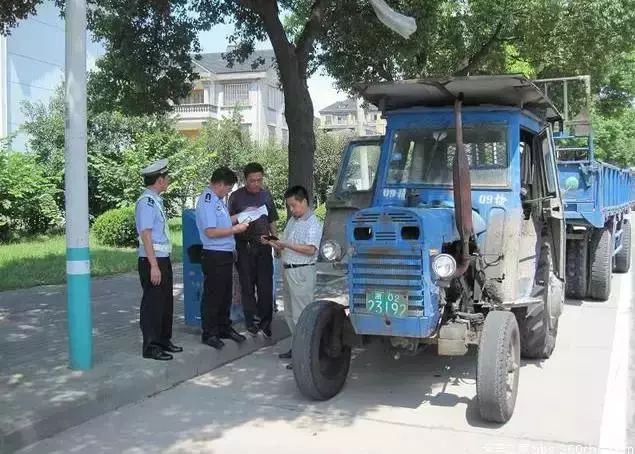 但是曾经有那么一段时间拖拉机却做着公路运输的百吨王,堪称拖拉机中