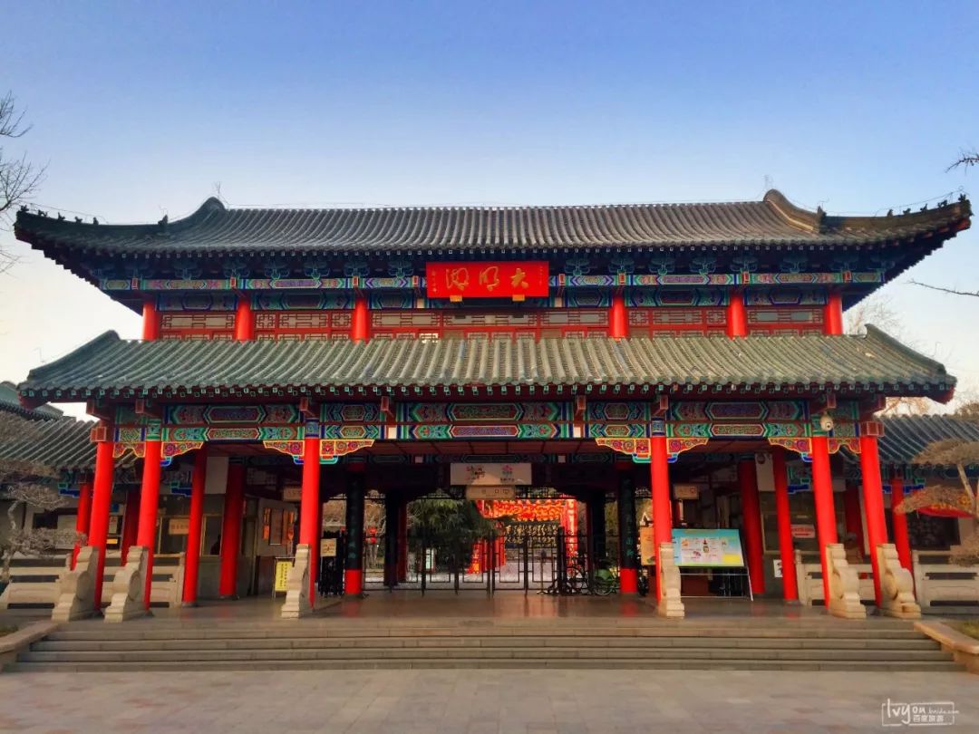 大明湖公园的正门,一派清朝的建筑风格