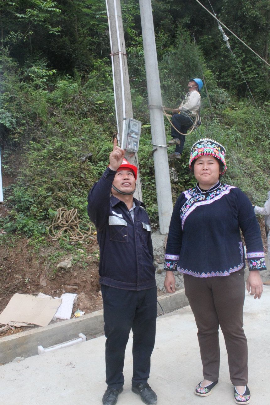 陈思琪)汽车穿山越岭数公里后,来到了罗甸县沫阳镇麻怀村,穿过200多米