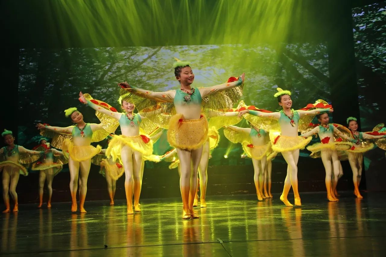 【舞蹈组合《快乐的布谷鸟》演出单位:青岛汾阳路小学《禾和》演出