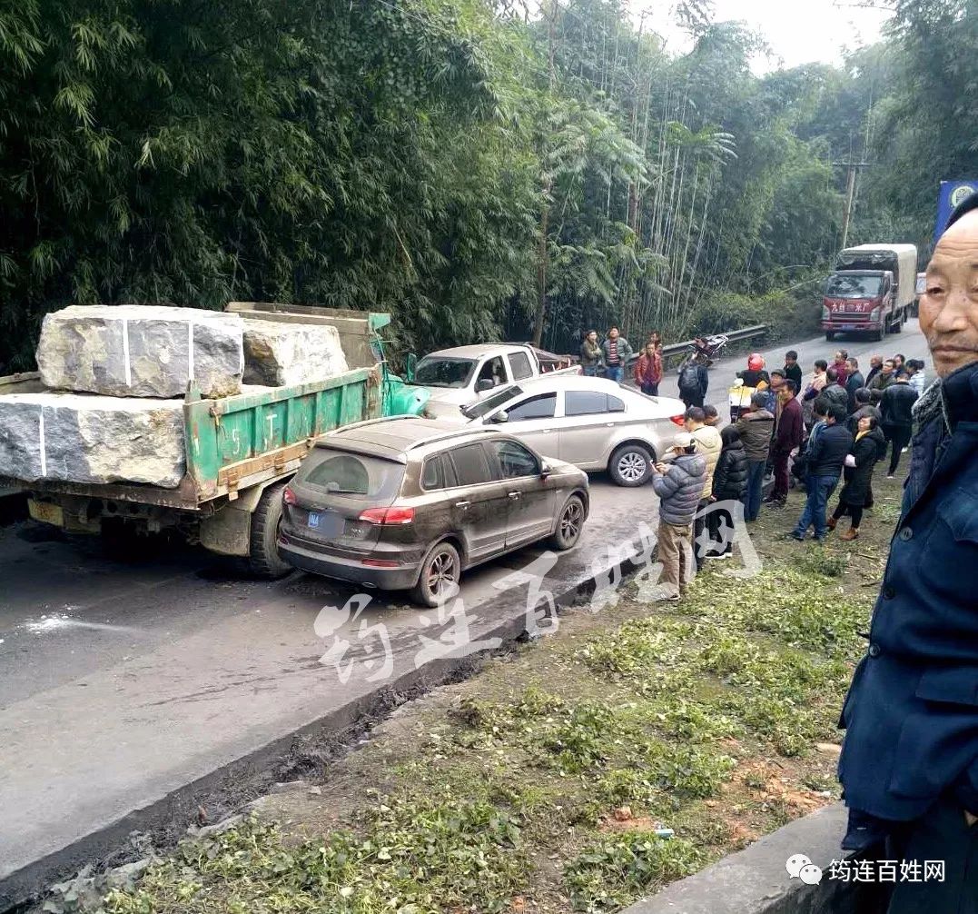 下午2点过,在筠连腾达镇王合村两河口,三辆车在这里发生了意外车祸