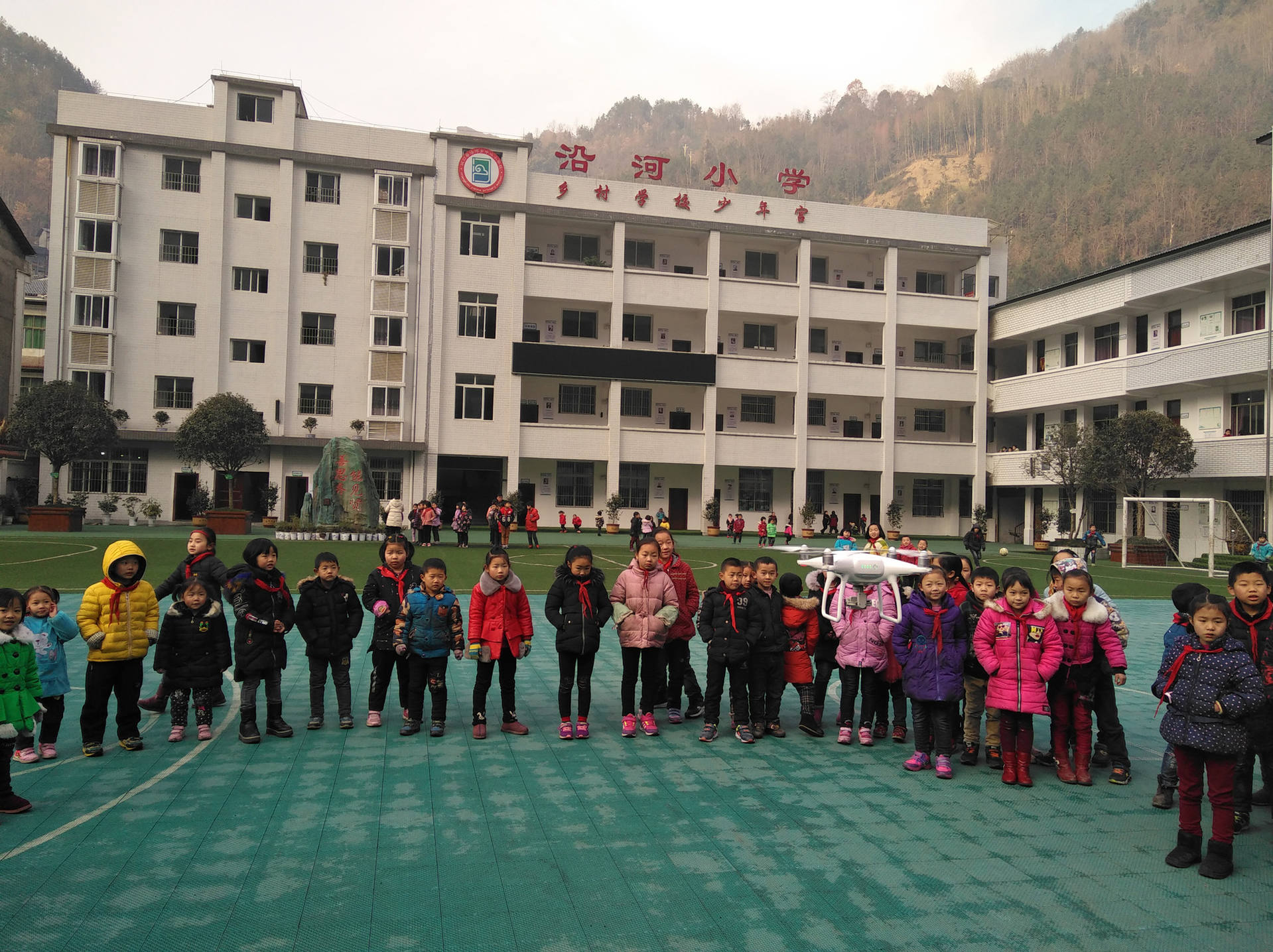 【城·快讯】"冬日阳光·温暖你我"新春关爱行动走进沿河小学!